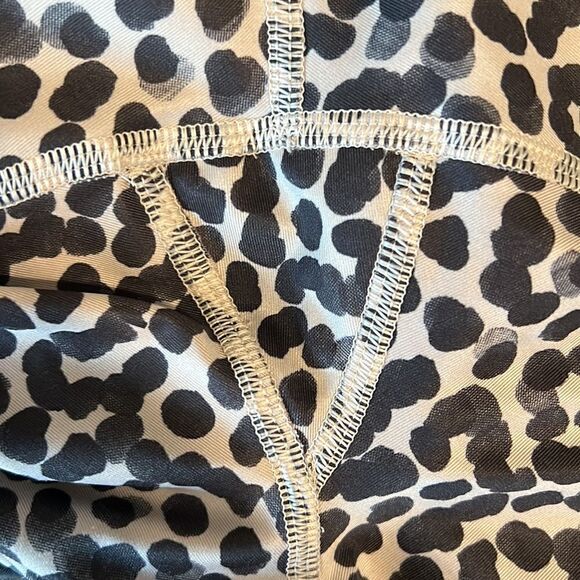 LULULEMON Luxtreme Leopard Print Capris Size 8 - Picture 12 of 15